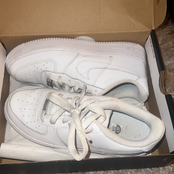 Sneakers - Picture 2 of 4